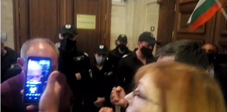 Напрежение. Атакуват кабинета на Гешев